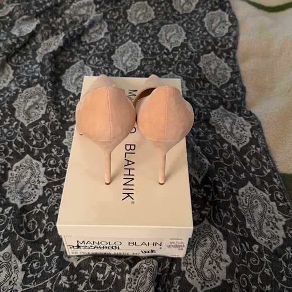Manolo Blahnik Blush Suede Heels - Picture 4 of 7
